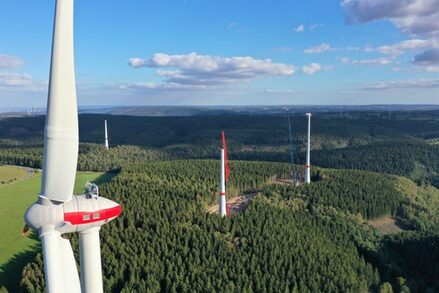 Aufstellarbeiten der Windkraftanlage, Luftaufnahmen