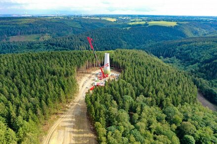 Bauarbeiten an der Windkraftanlage im Wald, Luftaufnahme