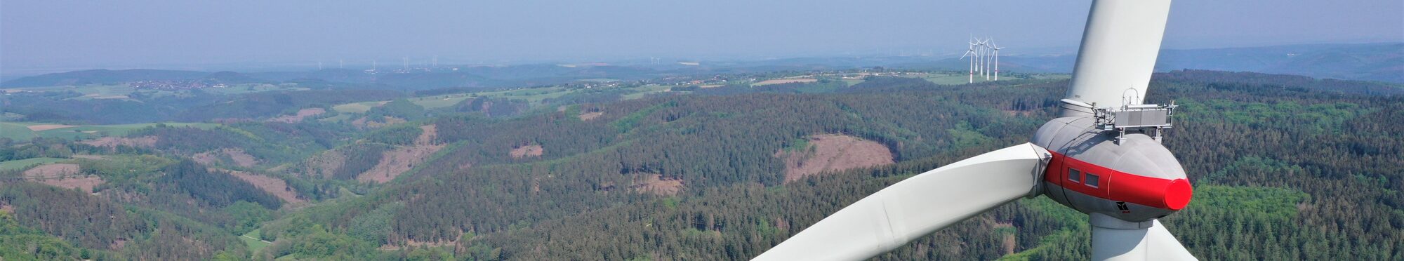 Windräder im Wald, Luftaufnahme